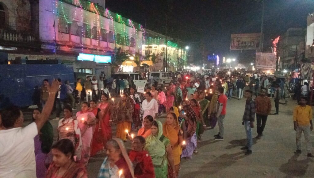 चक्रधरपुर कमल देव गिरि के प्रथम पुण्यतिथि पर न्याय यात्रा सह कैंडल मार्च निकला ,हजारों की संख्या में महिला पुरुष हुए शामिल।
