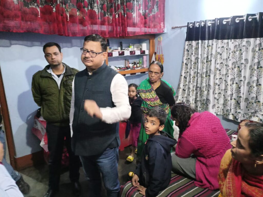 बंद घर से दस लाख रुपए के सोने के आभूषण चोरी ।