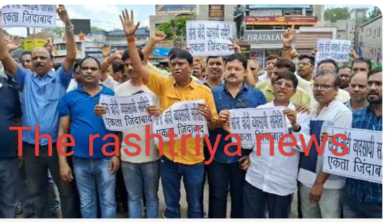 रांची में स्वर्ण दुकान में लूट की घटना को लेकर स्वर्ण व्यवसाय काली पट्टी लगाकर उतरे ,सडको पर। प्रशासन को दिए दो दिन के मोहलत।