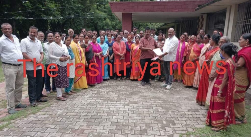 आवस बोर्ड पहुँच कर दिया उग्र आंदोलन का चेतावनी, संघर्ष समिति आवास बोर्ड, सौंपा ज्ञापन।