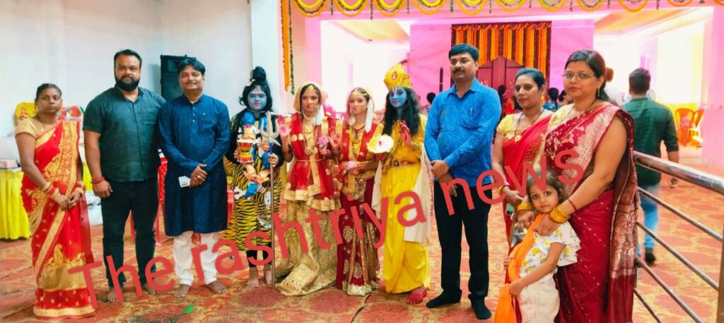 केवल टाउन लक्ष्मी नारायण मंदिर मे शंकर पार्वती बने झांकी के साथ फोटो खिंचवाते श्रद्धालु।