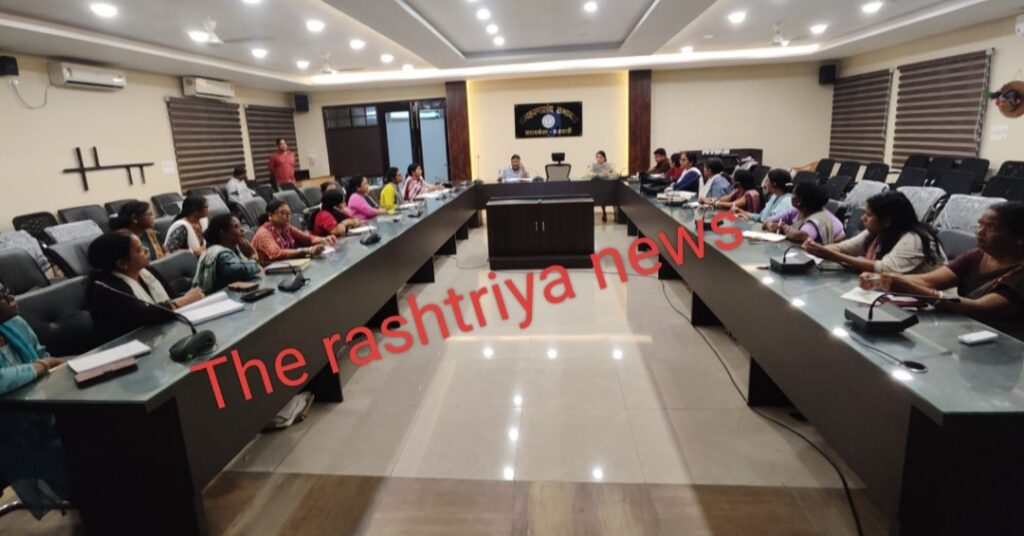 झारखंड मुख्यमंत्री मंईयां सम्मान योजना के सफल संचालन को लेकर उप विकास आयुक्त ने की बैठक।