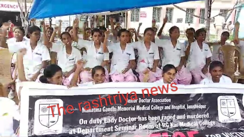 पश्चिम बंगाल में महिला डॉक्टर की हत्या के विरोध में एमजीएम अस्पताल के पारा डॉक्टर गए अनिश्चित हड़ताल पर।