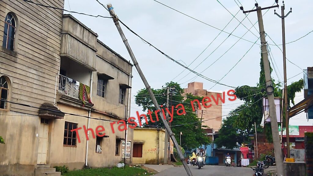 विकसित भारत की पोल खोलती बिजली विभाग की ये कारनामें,2 साल में भी बिरसानगर के लालटांड में 3 पोल नही दे पाई बिजली विभाग ,बीच सड़क पर टूटे बांस से लटका तार दुर्घटना को देता दावत।