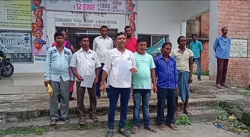 भाजपा नेता विमल बैठा ने बोड़ाम सीओ से लावजोड़ा पीएचसी में चिकित्सक व एम्बुलेंस उपलब्ध कराने की रखी मांग।