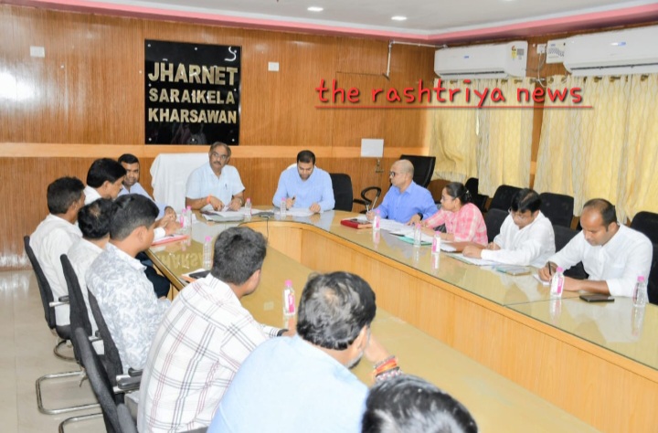 कोल्हान आयुक्त ने मतदाता सूची पुर्ननिरीक्षण कार्यों में तेजी लाने के लिए, अधिकारियों संग बैठक कर बीएलओ को नाम जोड़ने और हटाने में सहयोग करने के लिए विभिन्न राजनीतिक दलों एवं आम जनता से की अपील।